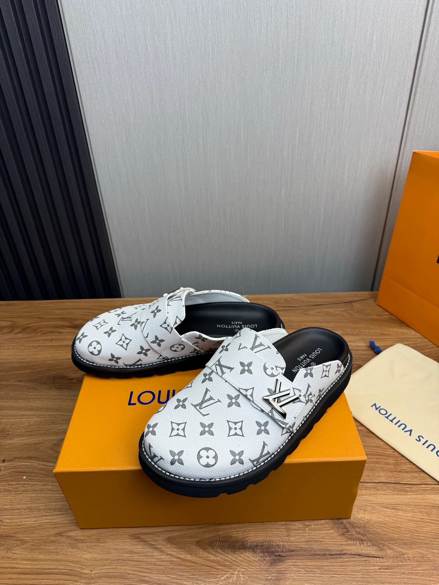 Men's shoes 💰420💰 Lv. hot selling men's slippers 🔥 🩴Official website one to one production 38-45 sizes 45 46 🉑️Customized!
